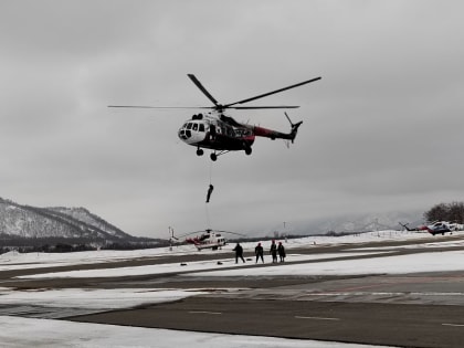 Камчатские пожарные-десантники подтвердили квалификацию, спускаясь с вертолета