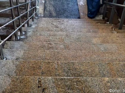 В Петропавловске женщина сломала ногу на скользком крыльце больницы