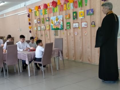Священнослужитель провел встречу с детьми в социальном центре п. Палана