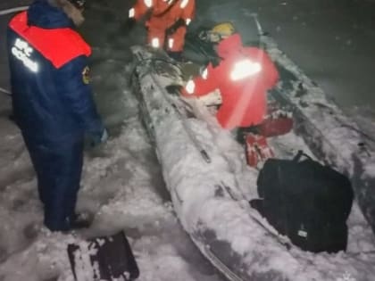 Спасатели на Камчатке оказали помощь двум рыбакам и собаке