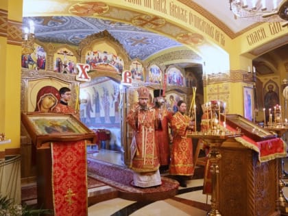 Накануне праздника Святых Жен-мироносиц Архиепископ Феодор совершил Всенощное бдение в Морском соборе