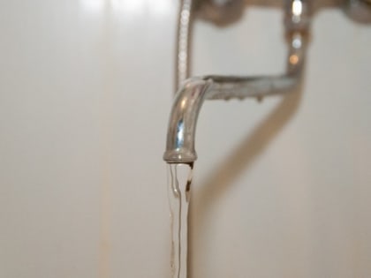 Пошла только тепленькая: как жильцам добиться перерасчета по ЖКХ за горячую воду