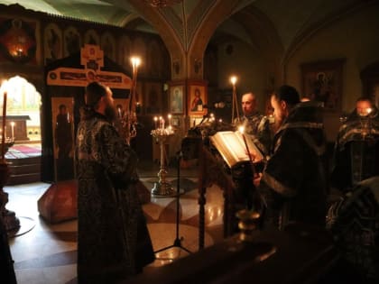 Архиепископ Феодор совершил утреню Великого Пятка с чтением двенадцати Страстных Евангелий
