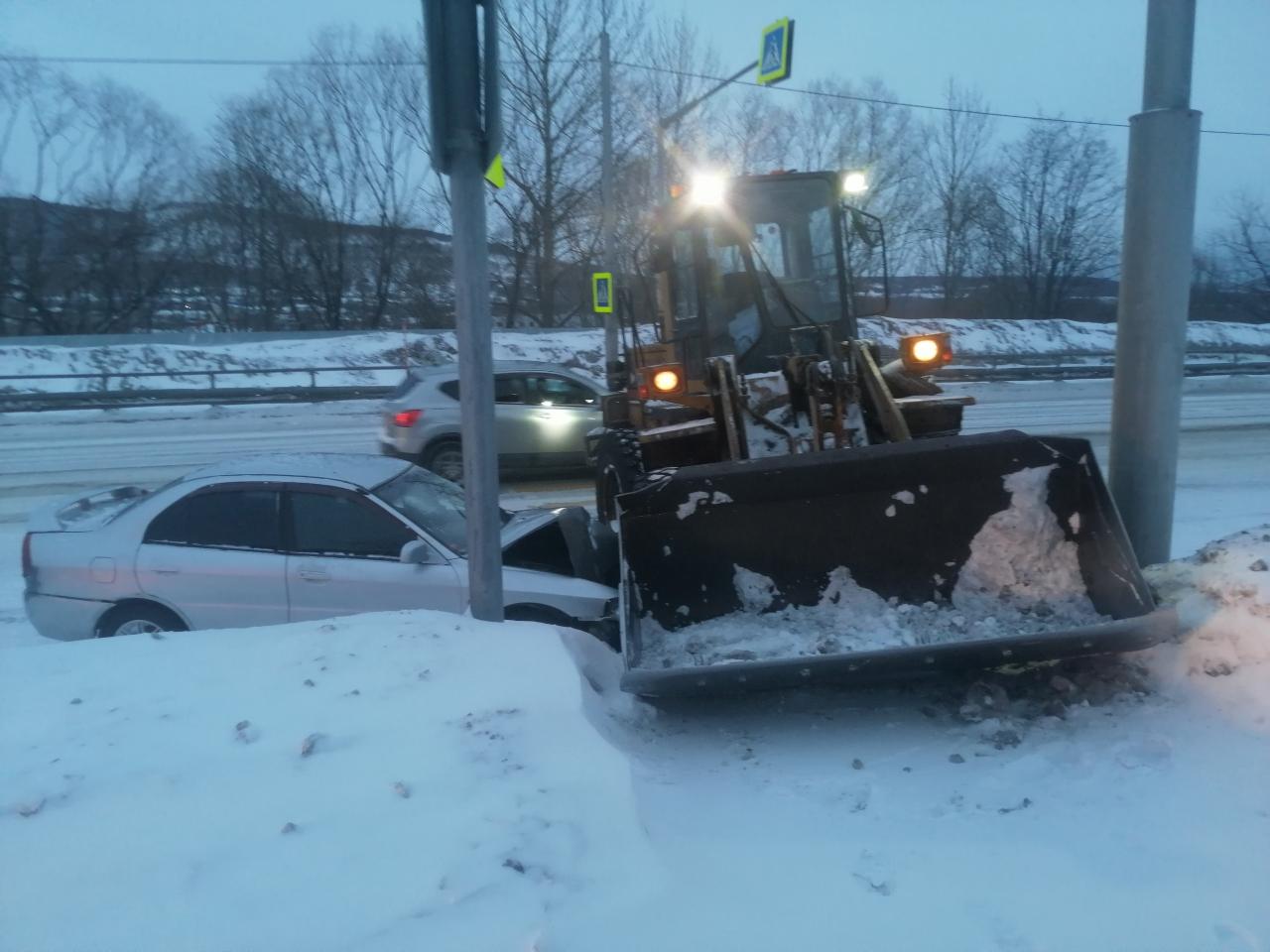 Дтп петропавловск камчатский. Снегоуборочная машина на Камчатке. Петропавловск-Камчатский авария. Снегоуборочные машины из всех стран. Авария с автобусом Камчатка.