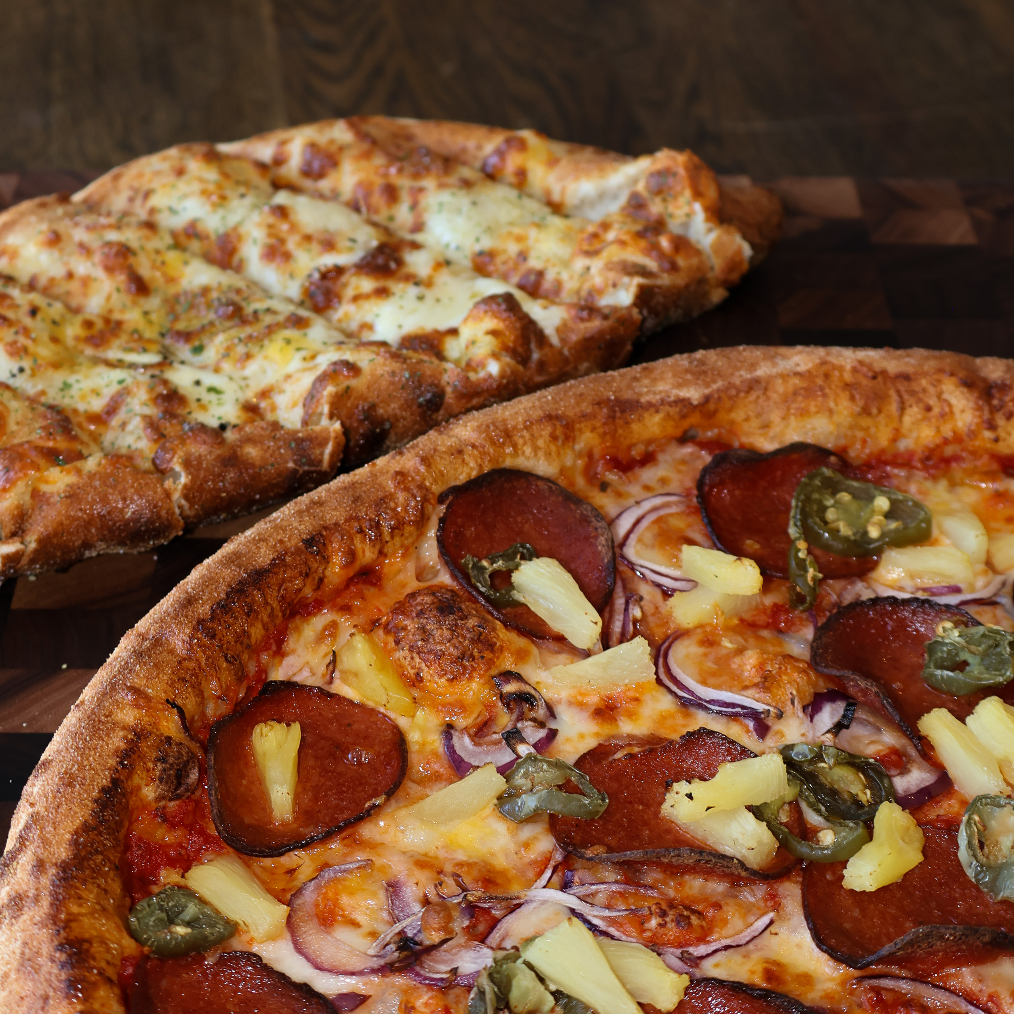  15" pizza af matseðli og ostabrauðstangir eða hvítlauksbrauð