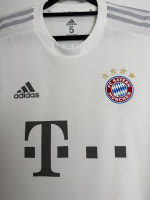 Bayern München 2019 Match Worn / Issued Shirt — Leon Goretzka — club crest detail