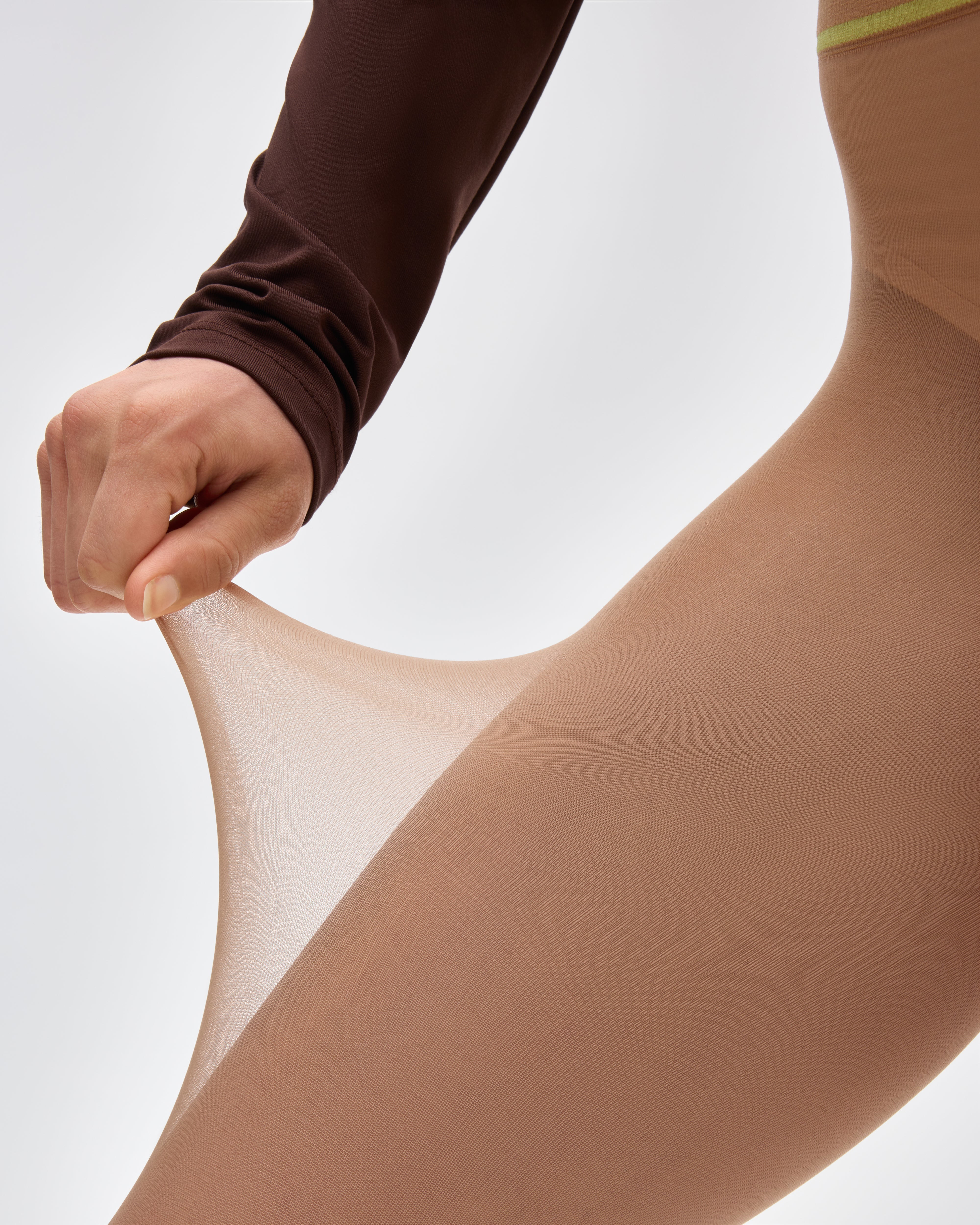 null, Collants nus ultra transparents et résistants aux déchirures, nude-ultra-sheer-tights, sheertex, product image, unbreakable tights, model