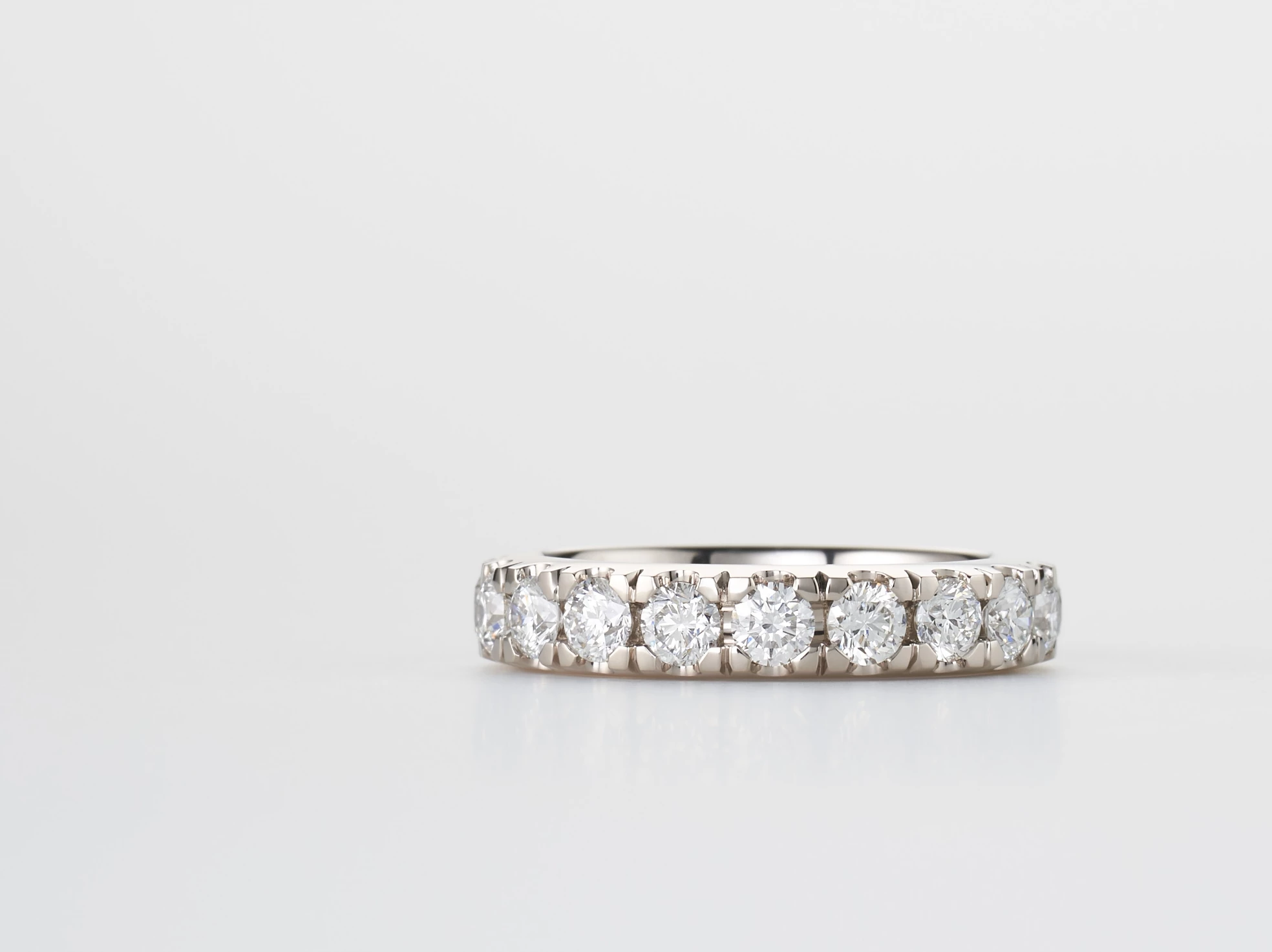 Line ring 5 with diamonds in white gold