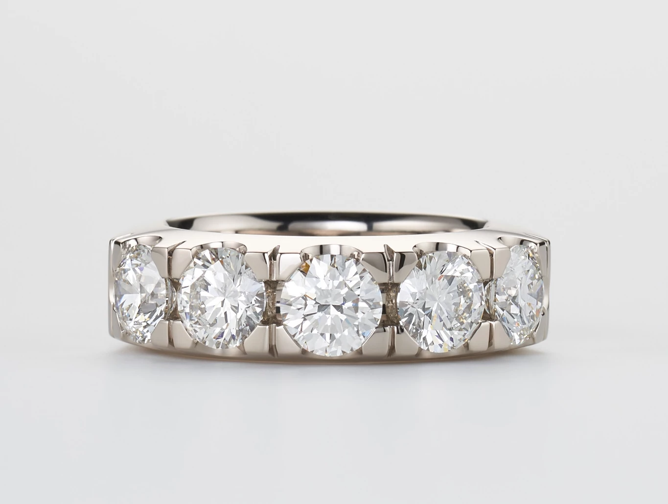 Line ring 502 with diamonds in white gold