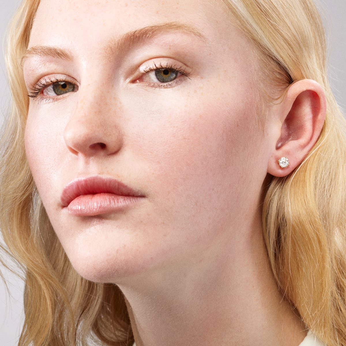 745 8eae34672d 0625 web diammondstud earring cropped large
