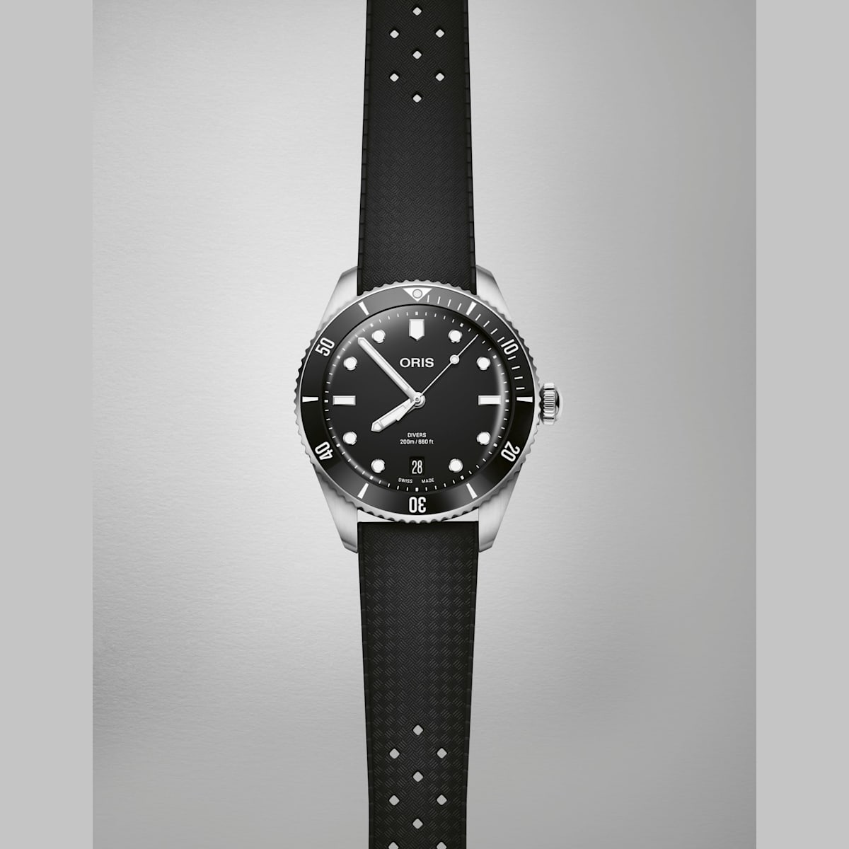 01 733 7795 4054 07 4 19 18s divers date highres 19967