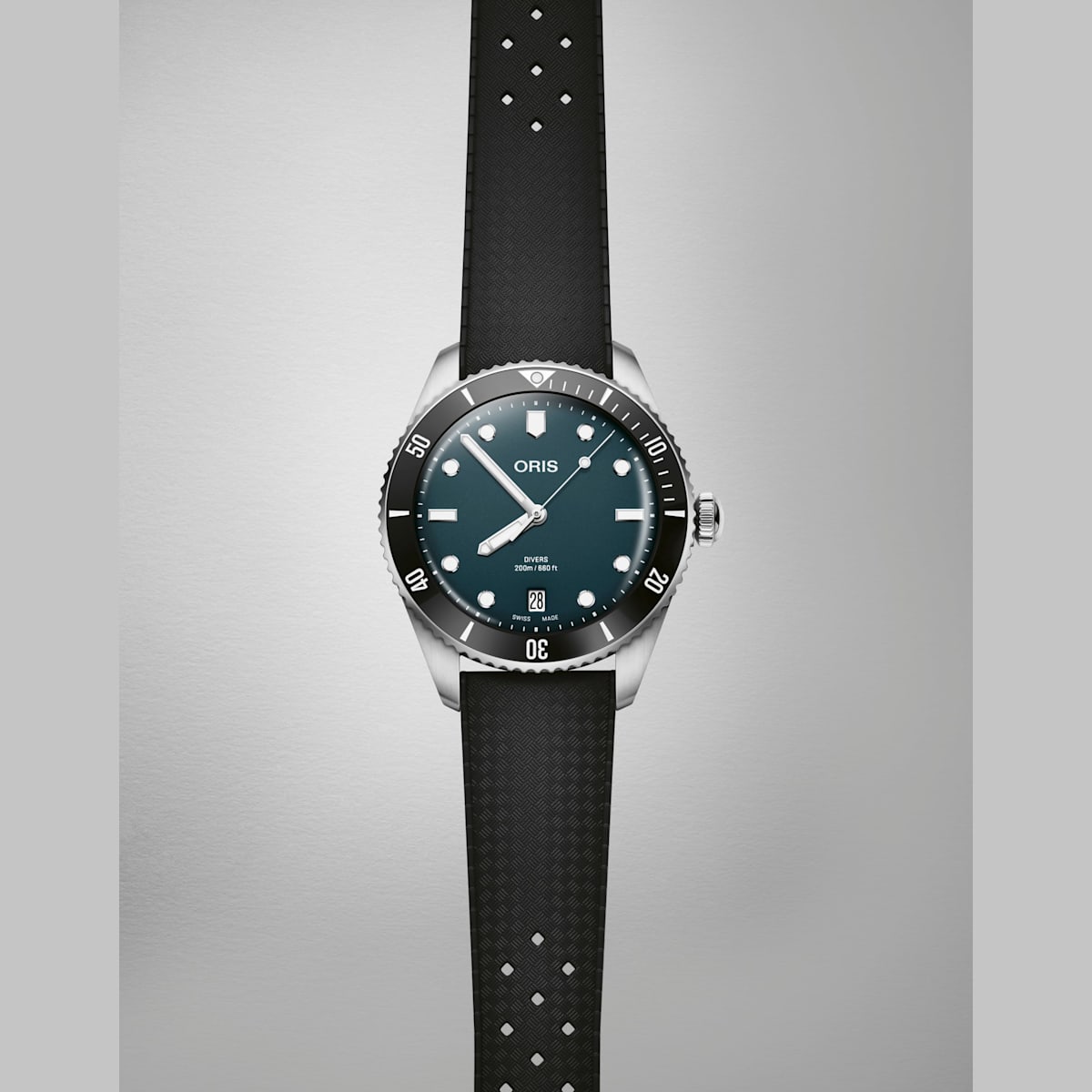 01 733 7795 4055 07 4 19 18s divers date highres 19968