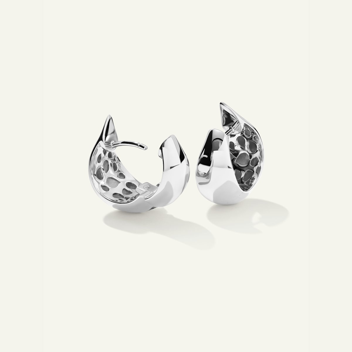 Tamara Comolli Signature Ohrringe Huggies Curved Drop, Referenz E-SIG-Hug-CD-wg, Ansicht 2