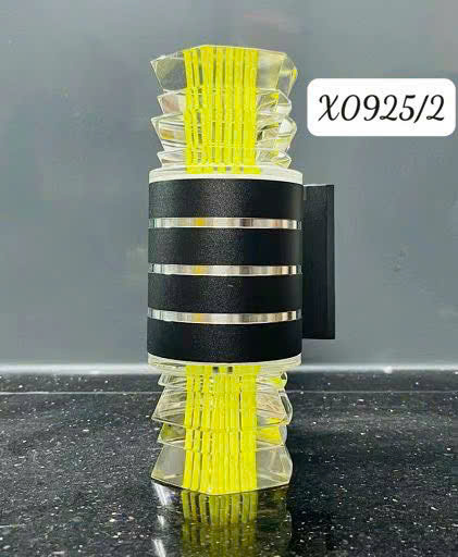Đèn trụ hắt tường vàng