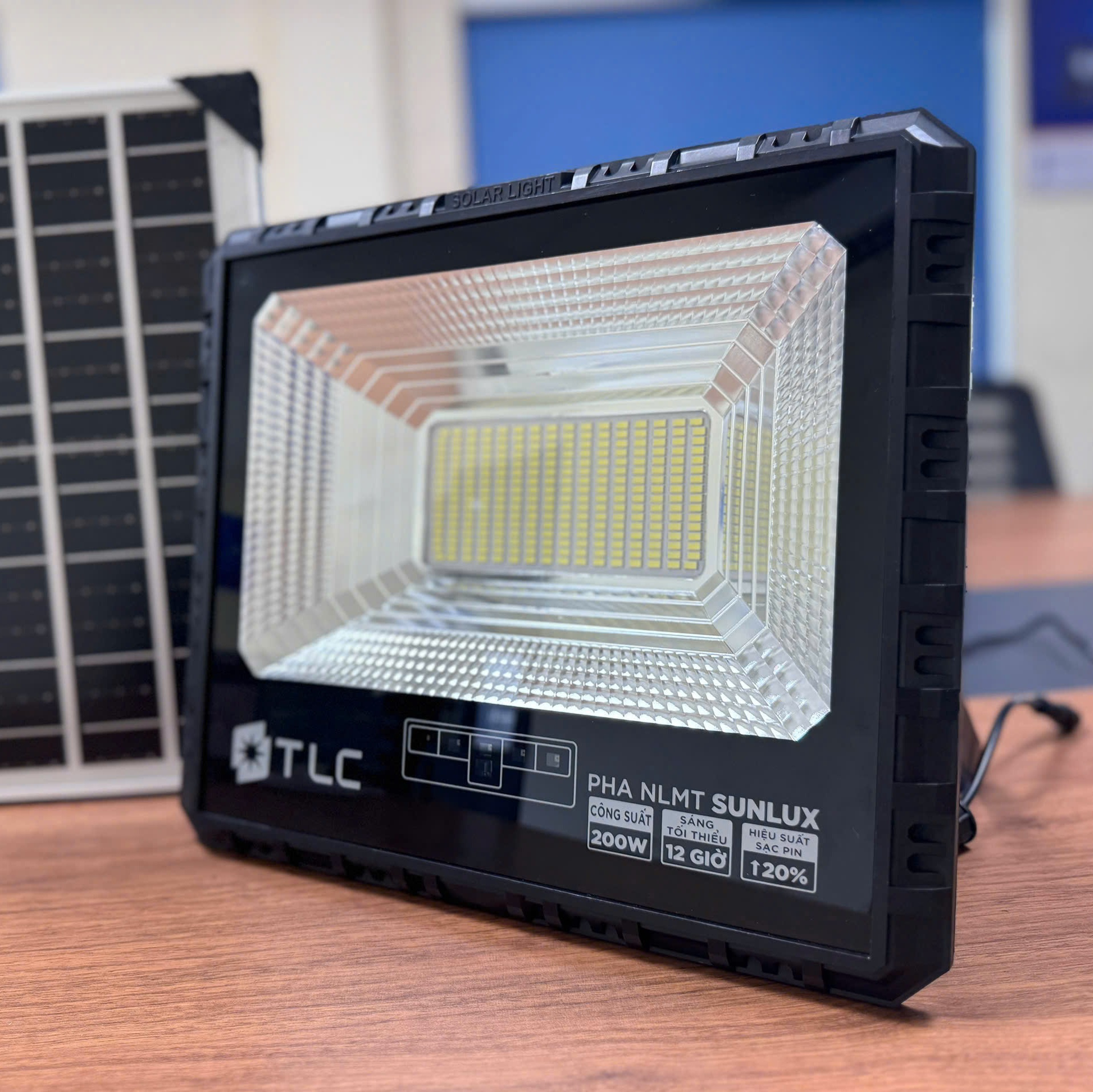 Pha led năng lượng mặt trời SunLux 100w TLC - AS TRẮNG