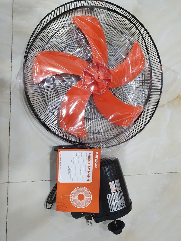 Quạt treo Nanoco model NWF1606 màu đen cam