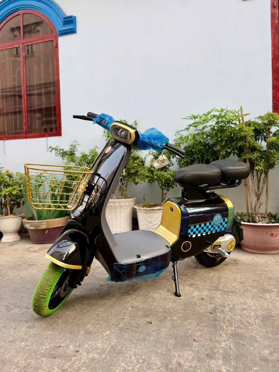 Xe máy điện sang trọng đen bóng