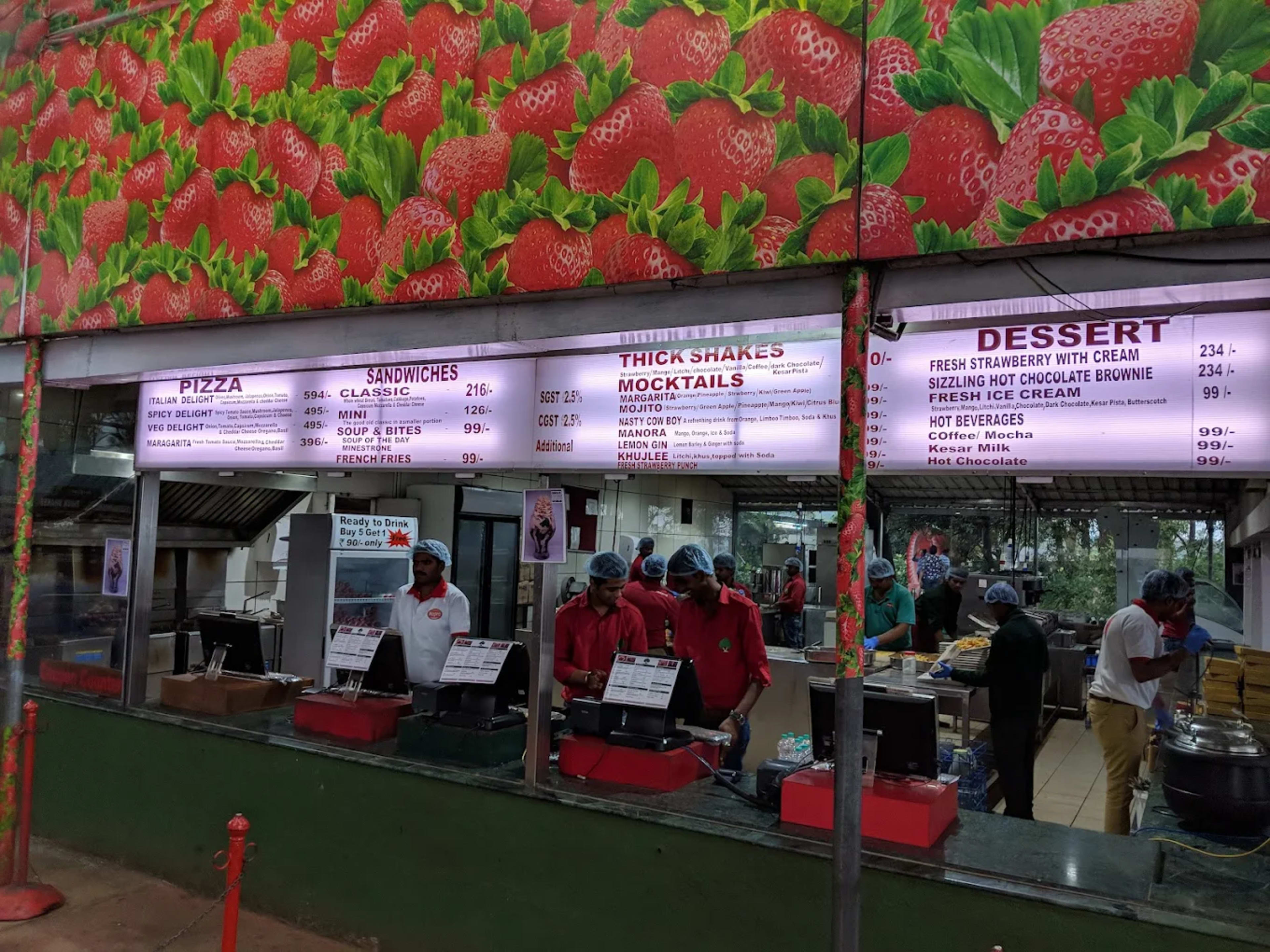 Mapro Garden Food Court - photo 1