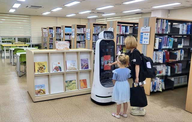 구미 도서관에 AI 사서로봇 '도비' 등장