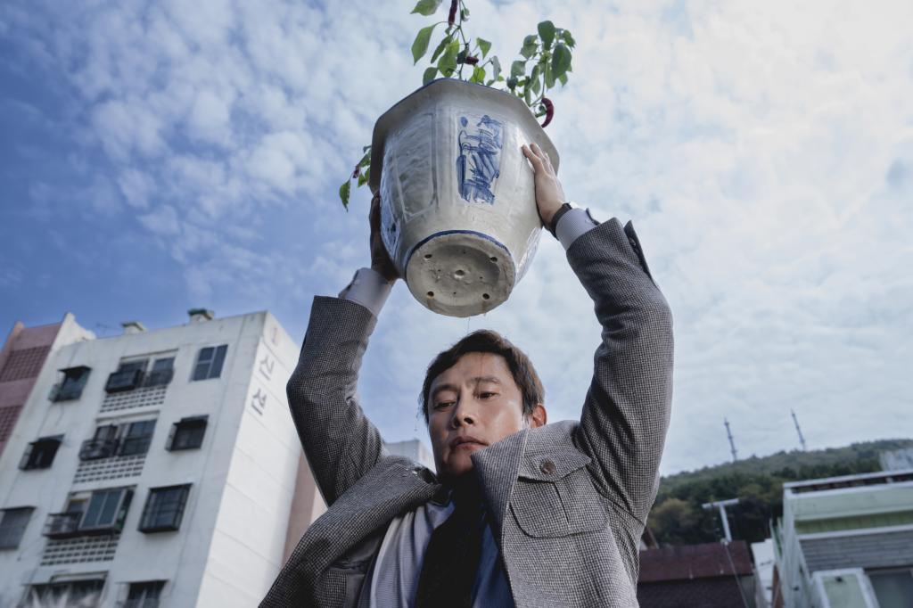  박찬욱 감독의 화제작 ‘어쩔수가없다’ 제30회 부산국제영화제(BIFF) 개막작에 선정