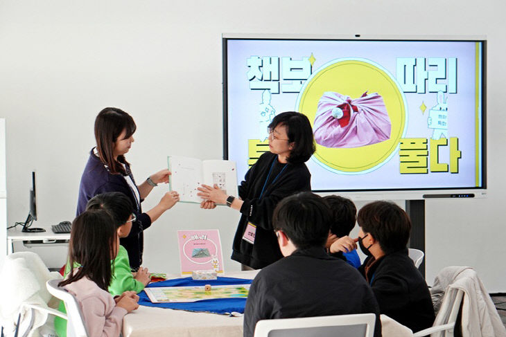 파주시 문산도서관, ‘책보따리 톡! 풀다’ 체험 성료