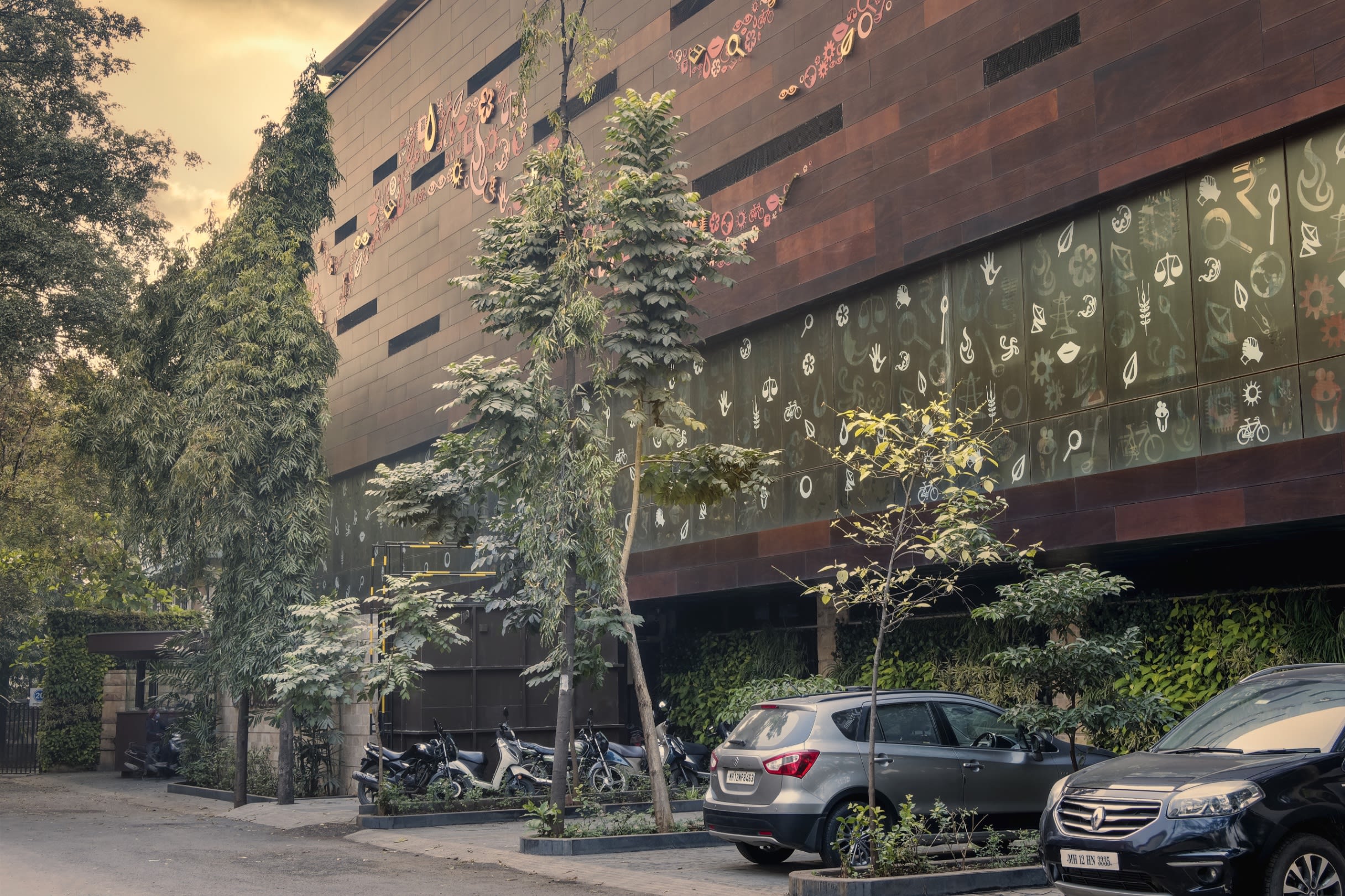 Formulating energetic architecture to blend commerce and recreation