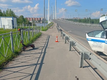 Упавший на Южном шоссе водитель самоката умер в больнице