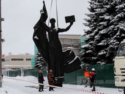 Ушла эпоха: со здания училища искусств в Череповце сняли барельеф