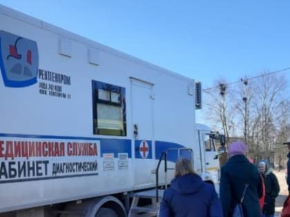 Врачи на «КамАЗе» ездят по бездорожью и обследуют вологжан