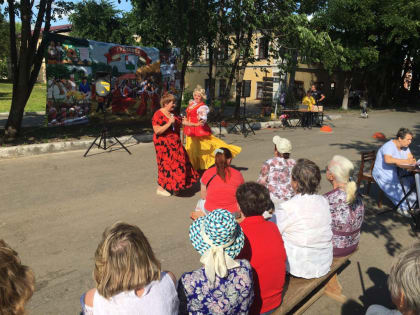 В рамках Дня города и XX межрегиональной Петровской ярмарки товаров народного потребления сотрудники библиотеки провели районный конкурс "Частушка PRO..."