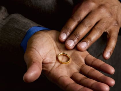 Череповчанин помог пенсионеру дойти до дома, а заодно украл у него обручальное кольцо