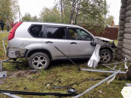 В Вытегорском районе иномарка въехала в дом: водитель погиб