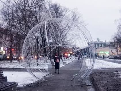 Новогоднее украшение, сломанное вандалами, вернули на место