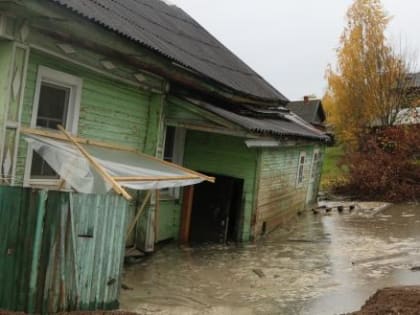 Дом в Белозерске, рядом с которым пробурили скважину, стал уходить под воду. Спасатели выносят мебель (ФОТО)