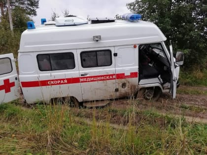 В Вологодской области мужчина скончался, пока ехавшую к нему скорую вытаскивали из грязи
