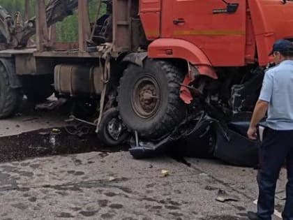 В жуткой аварии на трассе в Вологодской области, вероятно, погибли отец с сыном…