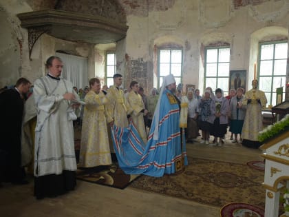 Первое за сто лет архиерейское богослужение состоялось в восстанавливающемся храме святителя Николая села Устье