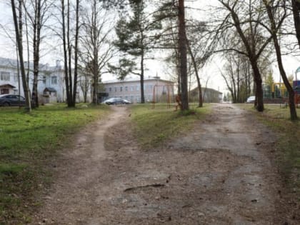 В следующем году благоустроят  парковую зону у поликлиники