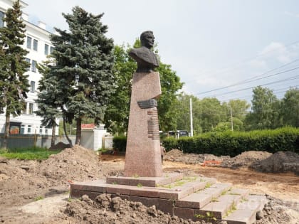 Подсветка памятника Ильюшину и обновленное озеленение появятся в сквере у Вологодской картинной галереи