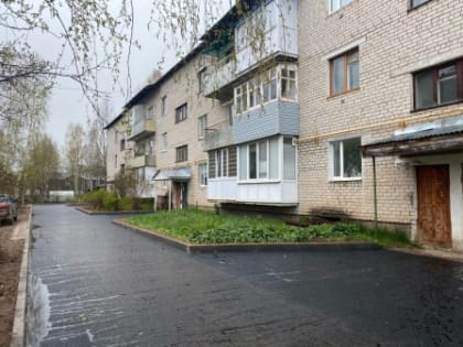 Дворовая территория по улице Неводчикова, 70 стала намного краше благодаря участию в федеральной программе «Формирование комфортной городской среды»