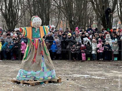 Череповчанин испек на масленичный конкурс блин диаметром 130 сантиметров