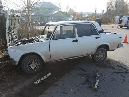 В Верховажье врезавшегося в дерево водителя «семерки» госпитализировали в больницу