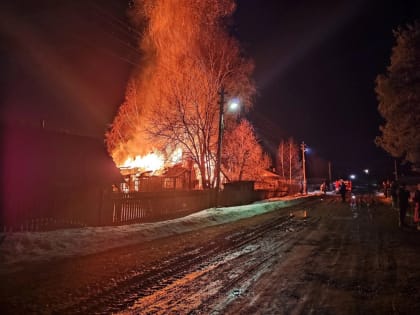 В Вологодской области поздно вечером сгорел 3-х квартирный дом