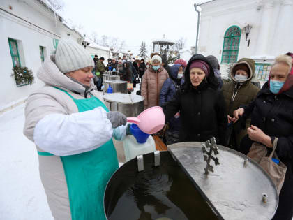 В церквях Череповца начнут раздавать крещенскую воду