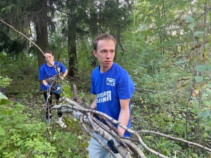 Субботник в Череповце: Молодогвардейцы ухаживают за памятником ветеранам войны