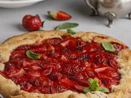 Готовим шарлотку с клубникой по бабушкиному рецепту: получается еще вкуснее классической