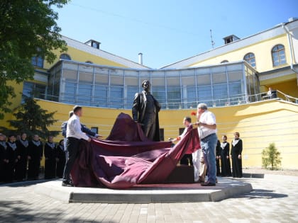 Памятник меценату Христофору Леденцову открыли в Вологде перед зданием ВоГУ