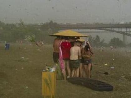 В Вологодской области наблюдали настоящее торнадо: пострадали дежурившие на пляже спасатели