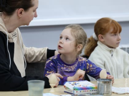 В Череповце многодетные семьи учили расписывать яйца к Пасхе