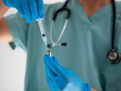 Опасные находки: дети нашли шприц на улице